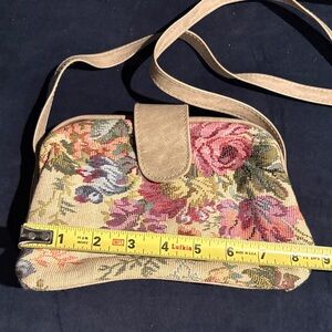 Vintage Mundi Floral Tapestry Crossbody in Beige and Pink